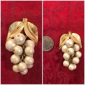 Beautiful vintage pin.